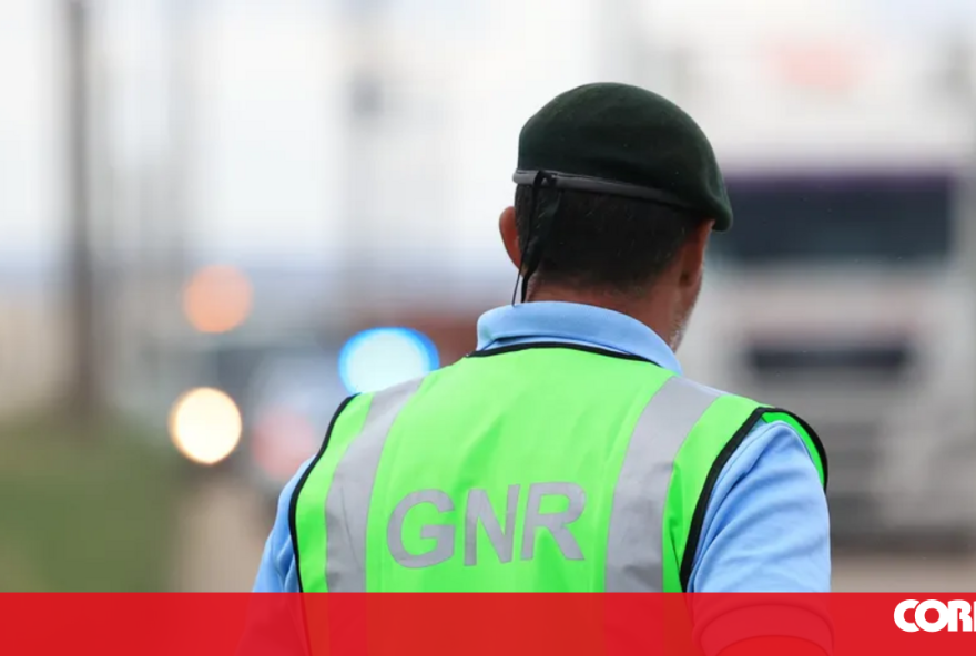 acidente-entre-carro-e-moto-deixa-uma-pessoa-ferida-em-vila-nova-de-gaia