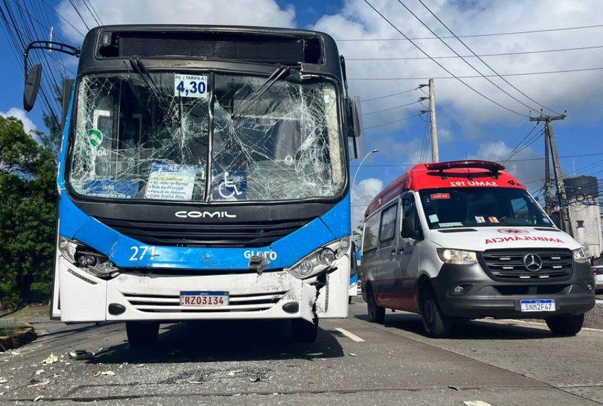 acidente-entre-onibus-deixa-feridos-na-zona-norte-do-recife3A-motorista-passa-mal-e-causa-colisao2C-veja-detalhes