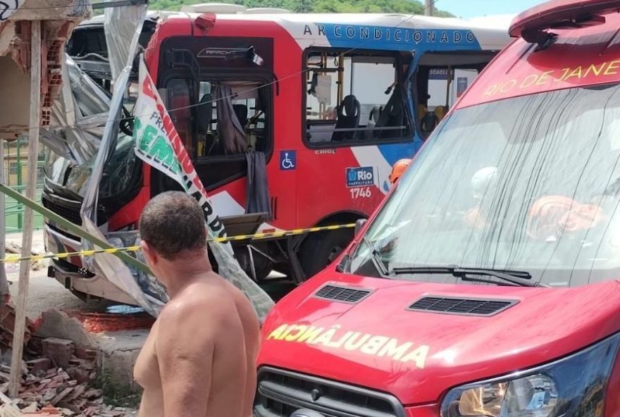 acidente-entre-onibus-e-brt-deixa-21-feridos-em-madureira2C-rio-de-janeiro3A-medidas-preventivas-e-seguranca-viaria-essenciais acidente-entre-onibus-e-brt-deixa-21-feridos-em-madureira2C-rio-de-janeiro3A-medidas-preventivas-e-seguranca-viaria-essenciais