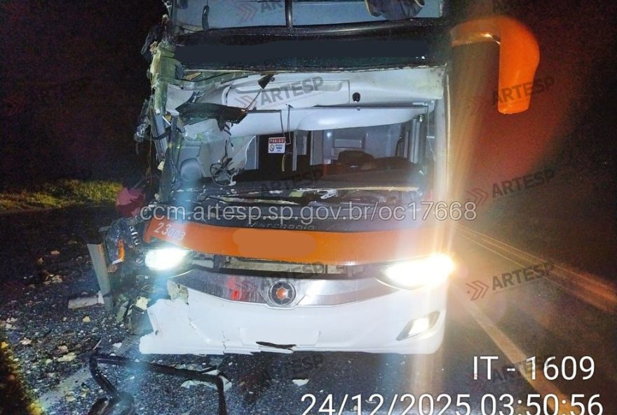 acidente-entre-onibus-e-caminhao-interdita-rodovia-raposo-tavares-em-alvares-machado acidente-entre-onibus-e-caminhao-interdita-rodovia-raposo-tavares-em-alvares-machado