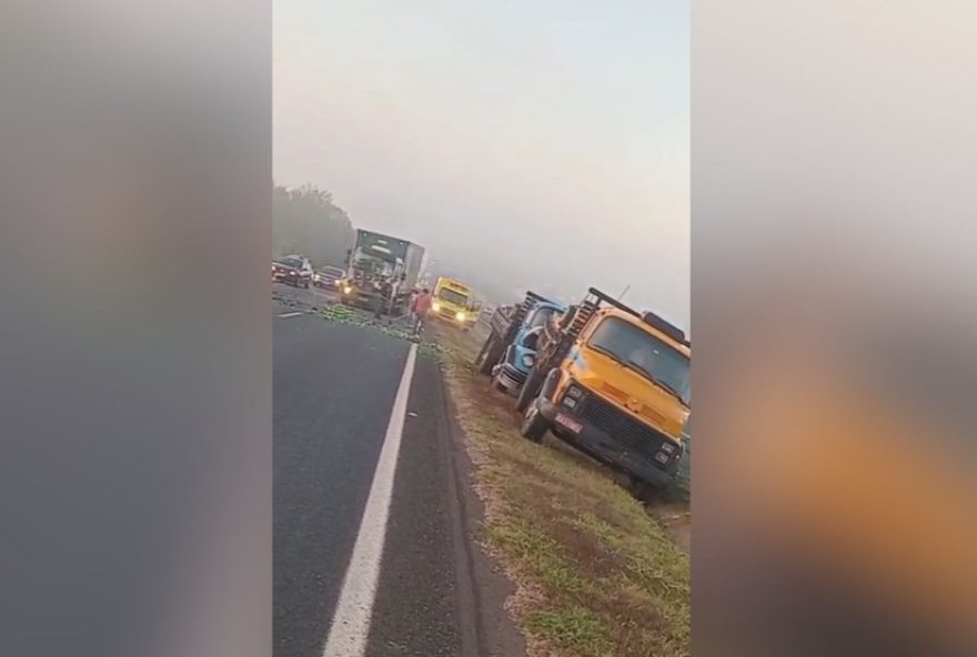 acidente-entre-tres-caminhoes-congestiona-br-050-em-uberlandia3A-sem-feridos