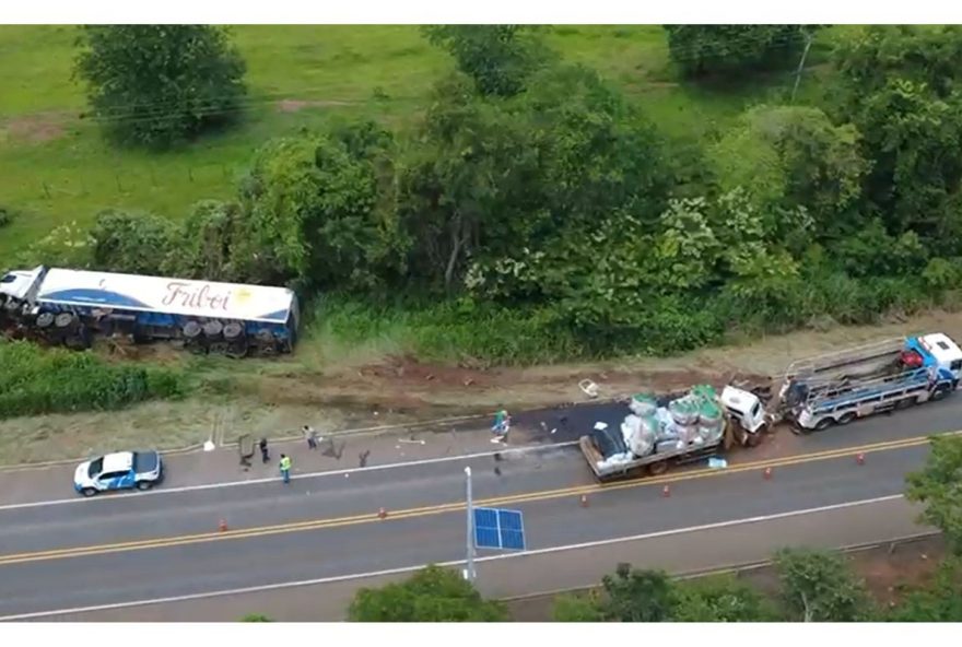 acidente-entre-tres-caminhoes-na-br-158-resulta-em-uma-vitima-fatal-e-um-ferido acidente-entre-tres-caminhoes-na-br-158-resulta-em-uma-vitima-fatal-e-um-ferido