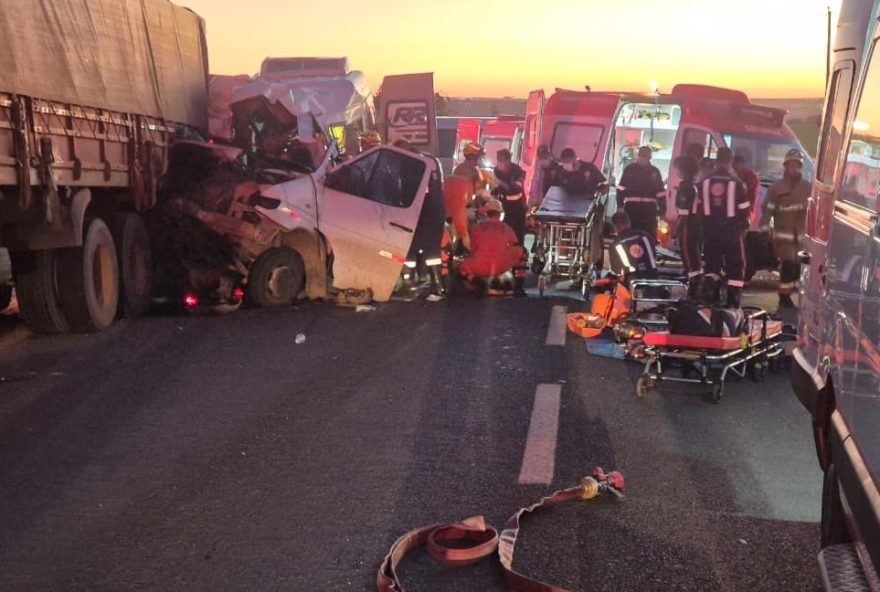acidente-entre-van-e-caminhao-no-df-deixa-cinco-mortos-e-11-feridos acidente-entre-van-e-caminhao-no-df-deixa-cinco-mortos-e-11-feridos