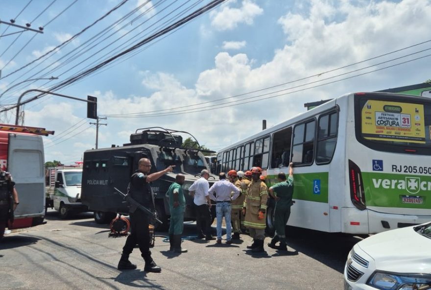 acidente-entre-veiculos-da-pm-e-onibus-deixa-feridos-em-cordovil2C-rio-de-janeiro3A-atualizacoes-e-precaucoes