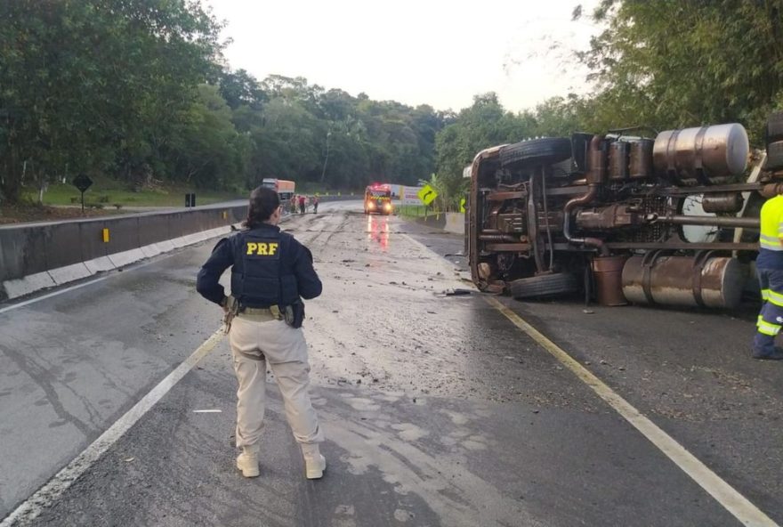 acidente-envolvendo-caminhao-carregado-de-oleo-bloqueia-br-277-no-parana