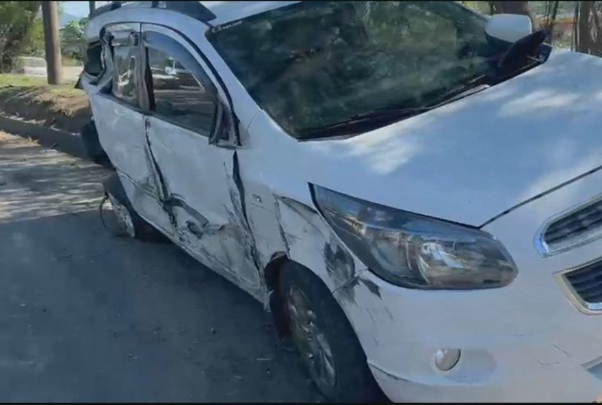 acidente-envolvendo-carro-e-moto-interdita-faixa-da-avenida-brasil3A-transito-congestionado-no-rio-de-janeiro