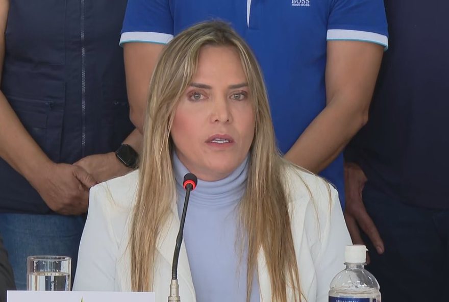 acidente-envolvendo-carros-da-comitiva-de-celina-leao-no-df3A-dois-servidores-hospitalizados