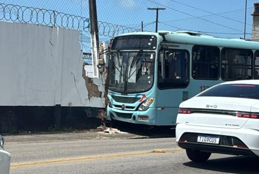 acidente-envolvendo-onibus-do-ceara-sporting-club-causa-queda-de-parte-do-muro3A-alerta-para-seguranca-no-transito