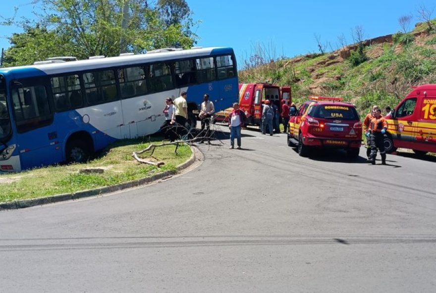 acidente-envolvendo-onibus-em-campinas3A-uma-pessoa-ferida-apos-veiculo-cair-em-barranco