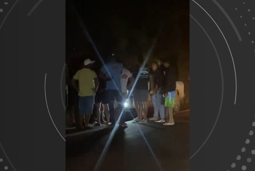 acidente-fatal-de-motocicleta-na-bahia-deixa-dois-mortos3A-autoridades-investigam.-populacao-pede-por-medidas-de-seguranca-no-transito