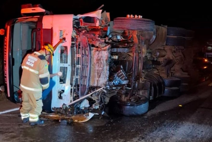 acidente-fatal-em-goias3A-mae-e-filho-morrem-em-colisao-entre-carro-e-carreta acidente-fatal-em-goias3A-mae-e-filho-morrem-em-colisao-entre-carro-e-carreta