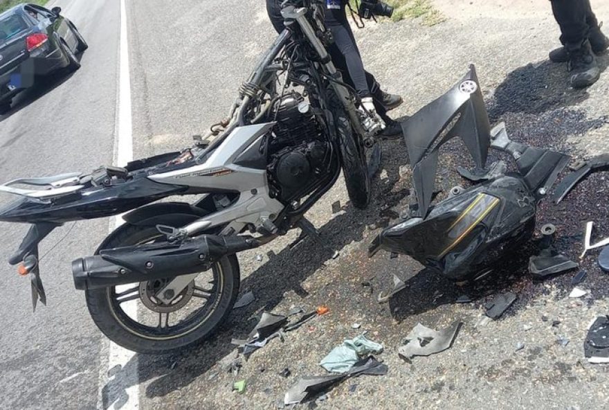 acidente-fatal-em-paranatama3A-motociclista-sem-habilitacao-morre-apos-colisao-com-caminhonete-na-br-4232C-em-pernambuco