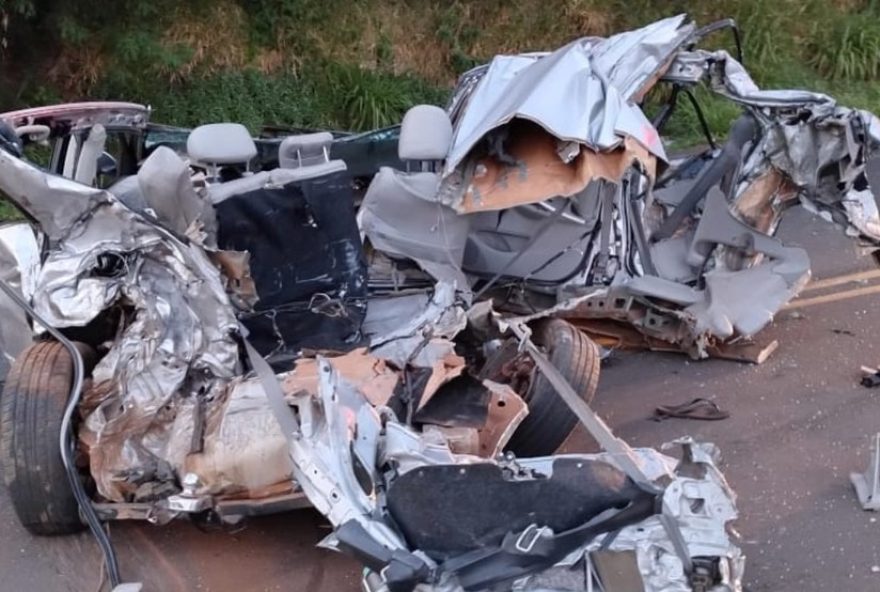acidente-fatal-em-rodovia-no-rs3A-carro-e-destruido-em-colisao-com-caminhao2C-deixando-dois-mortos acidente-fatal-em-rodovia-no-rs3A-carro-e-destruido-em-colisao-com-caminhao2C-deixando-dois-mortos
