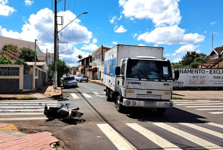 acidente-fatal-em-santa-cruz-das-palmeiras3A-mulher-de-41-anos-morre-em-colisao-entre-moto-e-caminhao