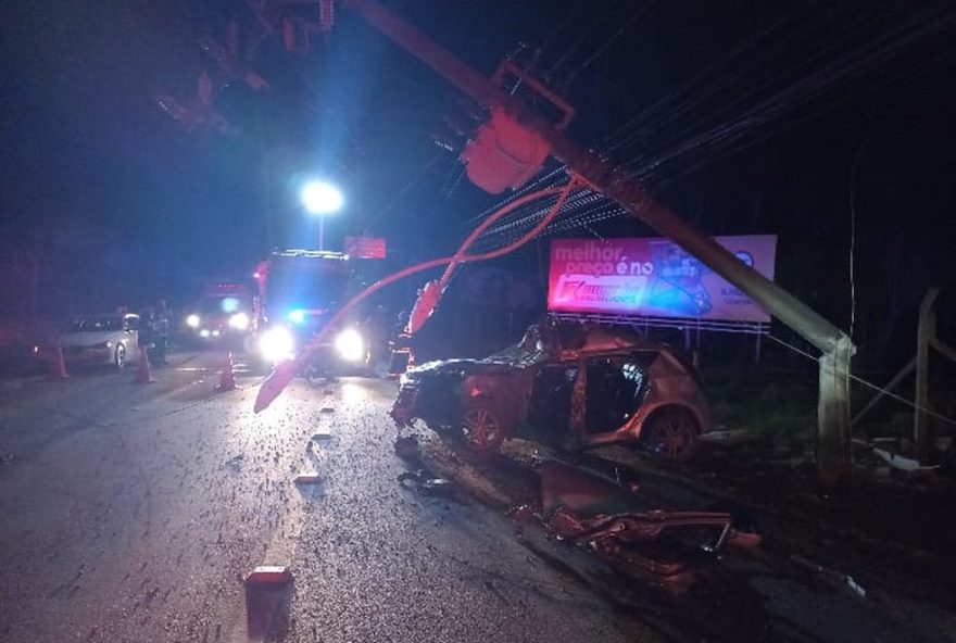 acidente-fatal-em-sc3A-motorista-falece-apos-veiculo-colidir-em-muro-e-derrubar-poste