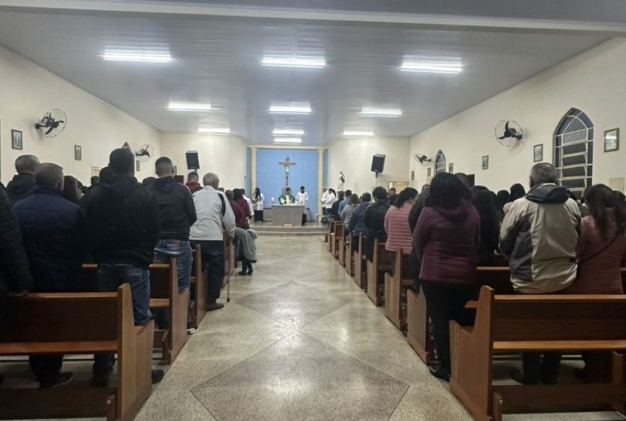 acidente-fatal-em-sp3A-familias-homenageiam-vitimas-em-missa-tocante
