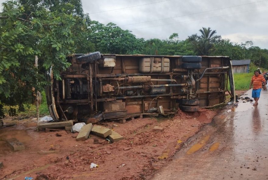 acidente-fatal-em-tefe3A-homem-morre-apos-colisao-entre-onibus-e-motocicleta