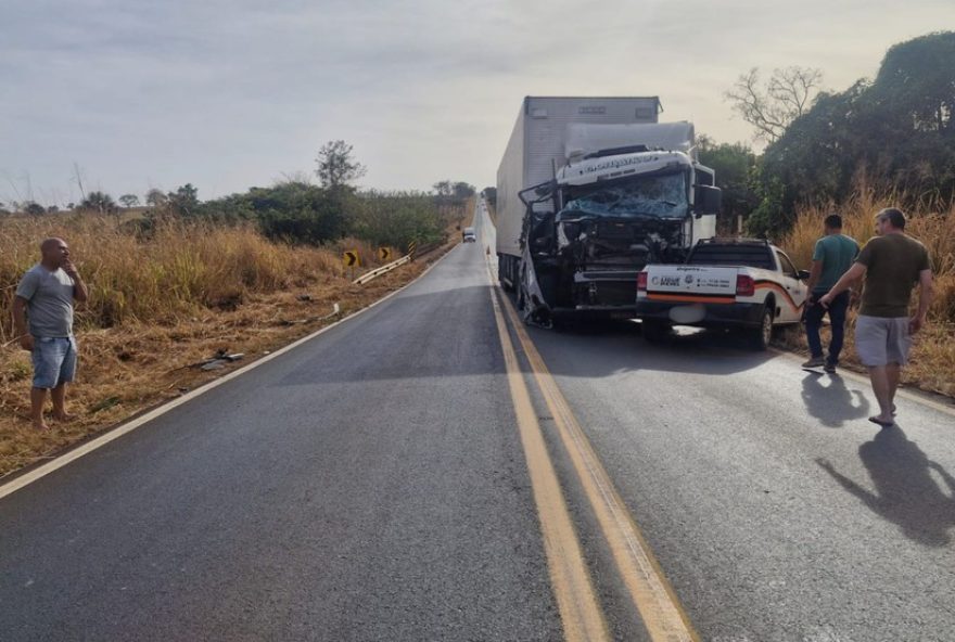 acidente-fatal-em-uberlandia3A-ema-morre-ao-cruzar-rodovia2C-alertando-para-precaucao-e-seguranca-no-transito