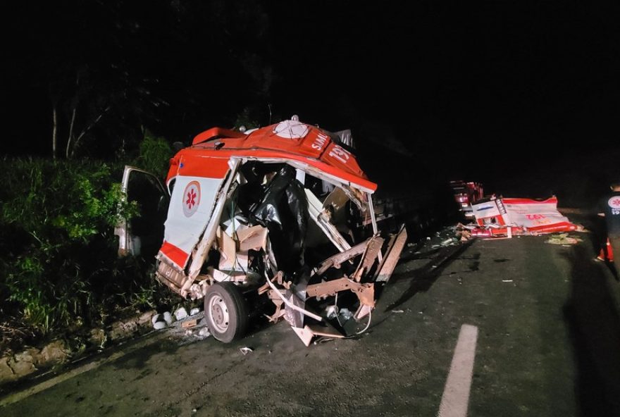 acidente-fatal-entre-ambulancia-e-caminhao-no-parana3A-tragedia-envolve-tres-socorristas-e-um-paciente