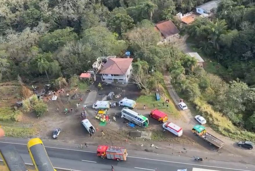 acidente-fatal-entre-duas-carretas-e-onibus-bloqueia-br-116-na-grande-curitiba
