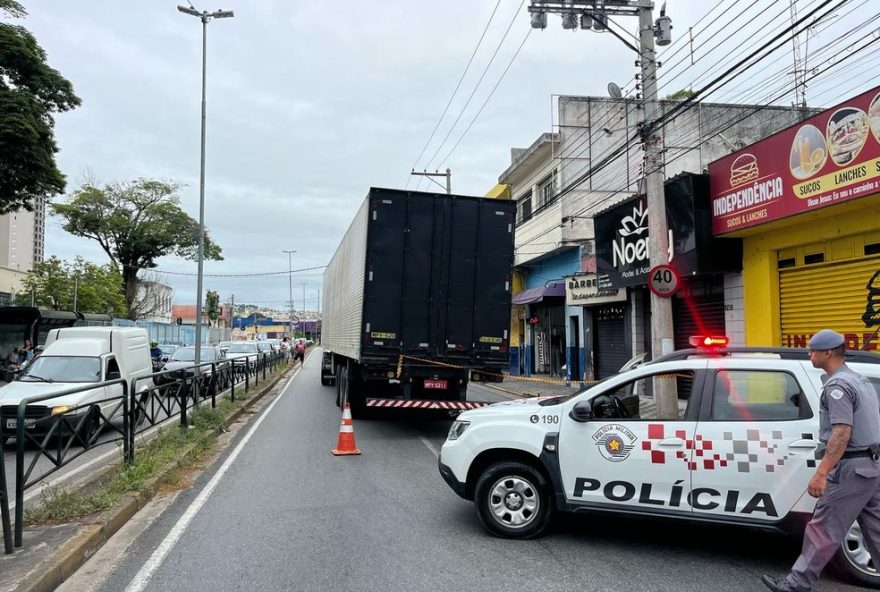 acidente-fatal-entre-moto-e-caminhao-deixa-uma-pessoa-morta-em-jacarei2C-sp