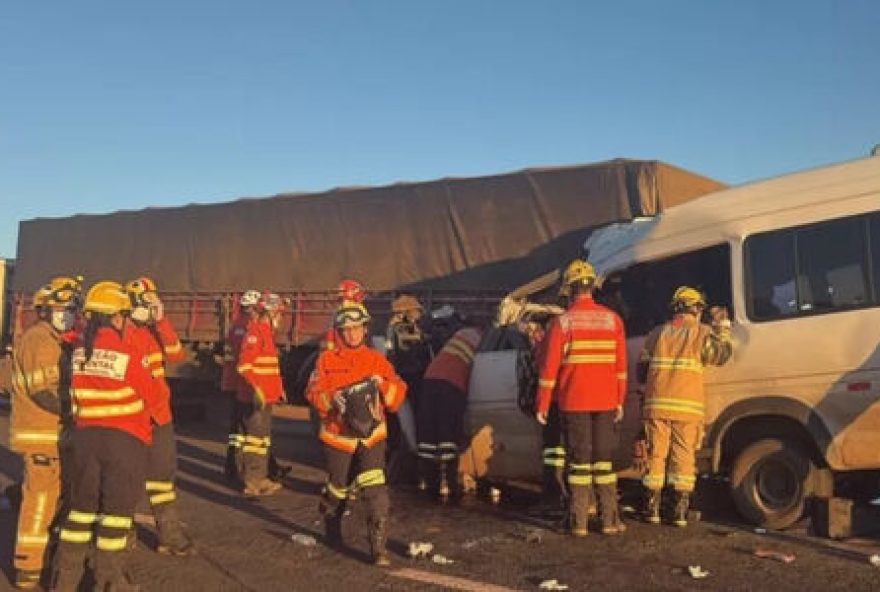 acidente-fatal-entre-van-e-caminhao-na-br-020-deixa-5-mortos-e-11-feridos acidente-fatal-entre-van-e-caminhao-na-br-020-deixa-5-mortos-e-11-feridos