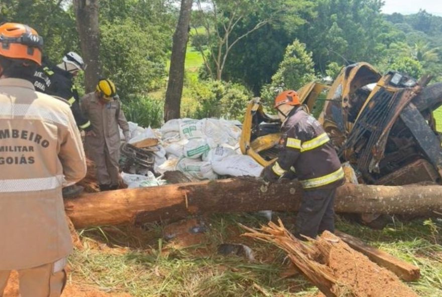 acidente-fatal-envolvendo-caminhao-deixa-duas-vitimas-em-caldazinha2C-goias3A-medidas-urgentes-para-seguranca-no-transito acidente-fatal-envolvendo-caminhao-deixa-duas-vitimas-em-caldazinha2C-goias3A-medidas-urgentes-para-seguranca-no-transito