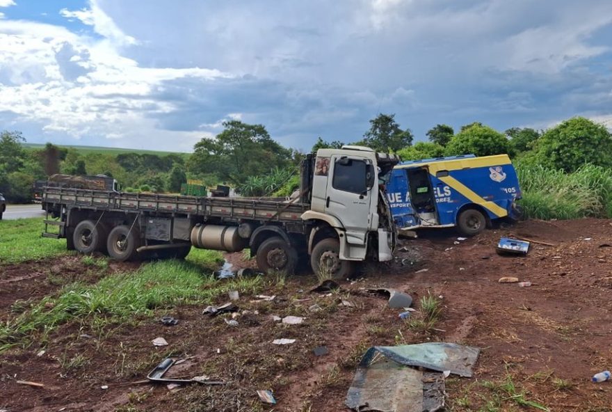 acidente-fatal-envolvendo-carro-forte-e-caminhoes-na-sp-2533A-atualizacoes-em-guatapara