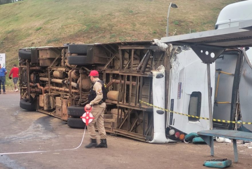 acidente-fatal-envolvendo-onibus-e-caminhao-com-trigo-deixa-um-morto-no-parana3A-investigacoes-em-andamento