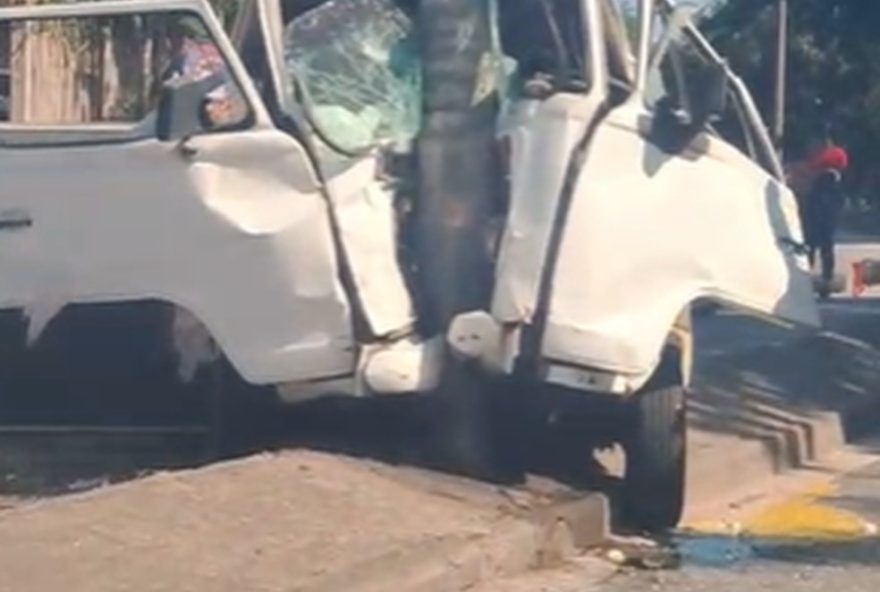 acidente-fatal-na-avenida-santa-cruz3A-kombi-colide-com-poste-e-homem-perde-a-vida