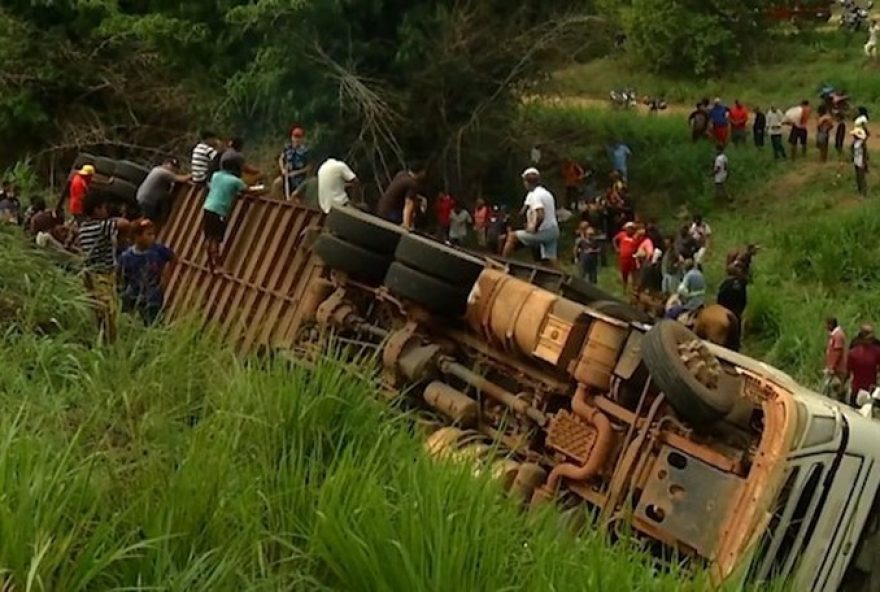 acidente-fatal-na-br-0103A-motorista-morre-ao-capotar-caminhao-de-bois-e-cair-de-ribanceira-no-para acidente-fatal-na-br-0103A-motorista-morre-ao-capotar-caminhao-de-bois-e-cair-de-ribanceira-no-para