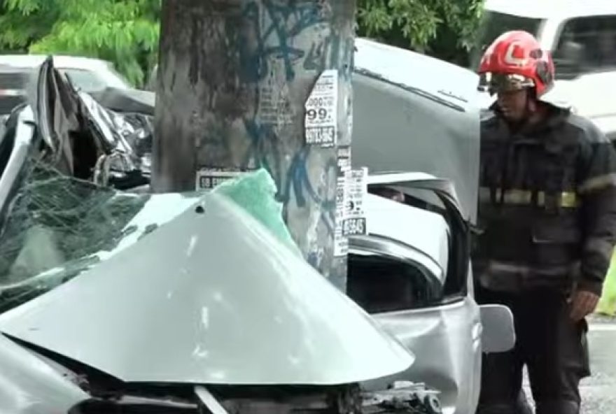 acidente-fatal-na-br-1013A-carro-colide-com-poste-e-motorista-morre-no-recife acidente-fatal-na-br-1013A-carro-colide-com-poste-e-motorista-morre-no-recife