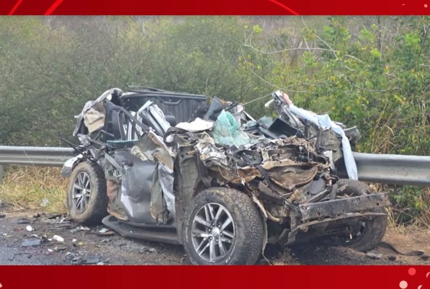 acidente-fatal-na-br-116-deixa-uma-pessoa-morta-e-tres-feridas-em-jequie2C-bahia