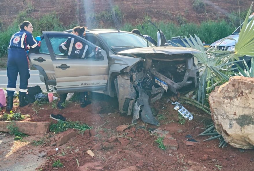 acidente-fatal-na-br-116-em-mg3A-mae-e-filho-morrem-em-colisao acidente-fatal-na-br-116-em-mg3A-mae-e-filho-morrem-em-colisao