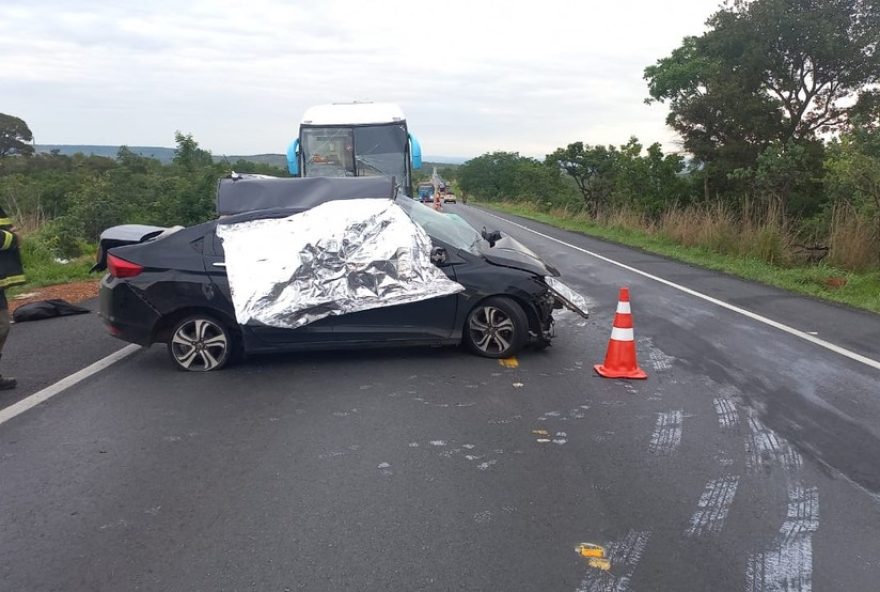 acidente-fatal-na-br-135-em-joaquim-felicio3A-quatro-vitimas-perdem-a-vida-em-colisao-entre-carro-e-onibus