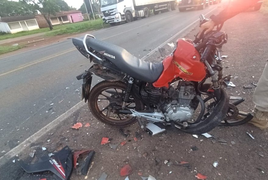 acidente-fatal-na-br-1353A-motociclista-morre-apos-colidir-com-carreta