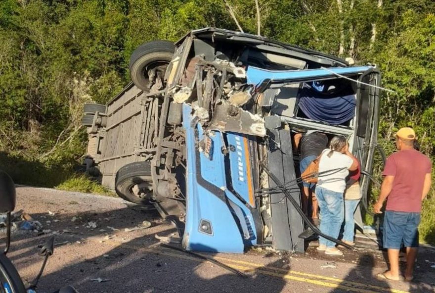 acidente-fatal-na-br-1423A-duas-mortes-e-20-feridos-no-sudoeste-da-bahia acidente-fatal-na-br-1423A-duas-mortes-e-20-feridos-no-sudoeste-da-bahia