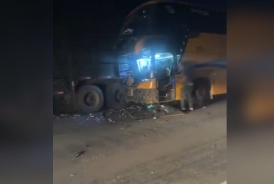 acidente-fatal-na-br-153-envolvendo-onibus-de-time-e-caminhao-resulta-em-uma-morte acidente-fatal-na-br-153-envolvendo-onibus-de-time-e-caminhao-resulta-em-uma-morte