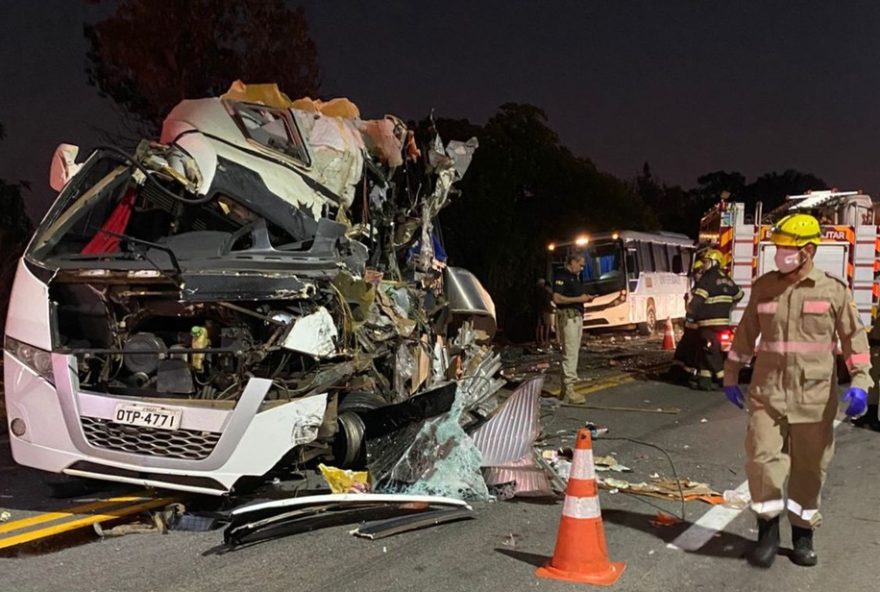 acidente-fatal-na-br-1533A-multiplos-mortos-e-feridos-em-colisao-entre-onibus-e-caminhao