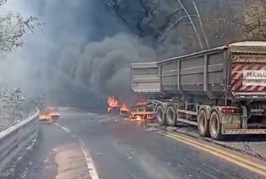 acidente-fatal-na-br-2223A-caminhoneiro-morre-em-colisao-e-explosao
