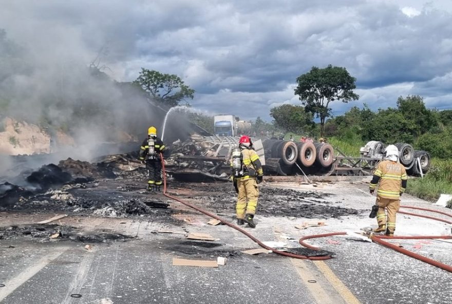 acidente-fatal-na-br-2513A-carretas-pegam-fogo-e-resultam-em-mortes-em-riacho-dos-machados