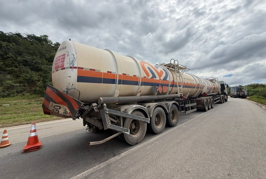 acidente-fatal-na-br-262-em-para-de-minas3A-interdicao-devido-a-colisao-entre-carreta-e-caminhao acidente-fatal-na-br-262-em-para-de-minas3A-interdicao-devido-a-colisao-entre-carreta-e-caminhao