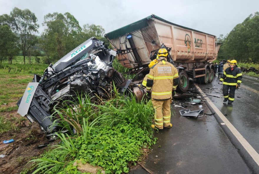 acidente-fatal-na-br-3543A-motorista-morre-em-colisao-entre-duas-carretas-em-mg acidente-fatal-na-br-3543A-motorista-morre-em-colisao-entre-duas-carretas-em-mg