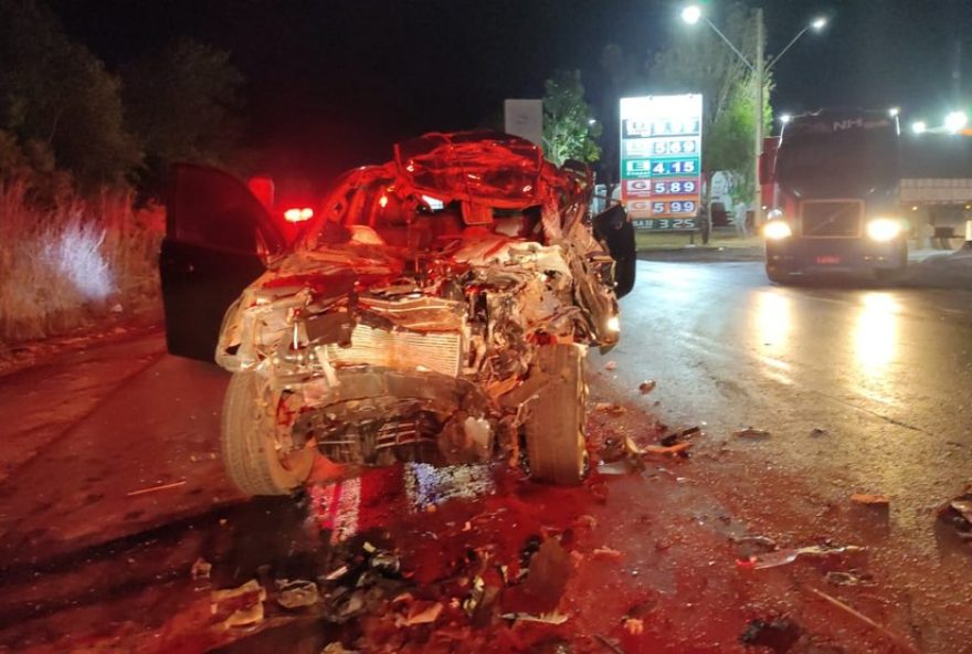 acidente-fatal-na-br-3653A-caminhonete-bate-em-caminhao-e-motorista-morre