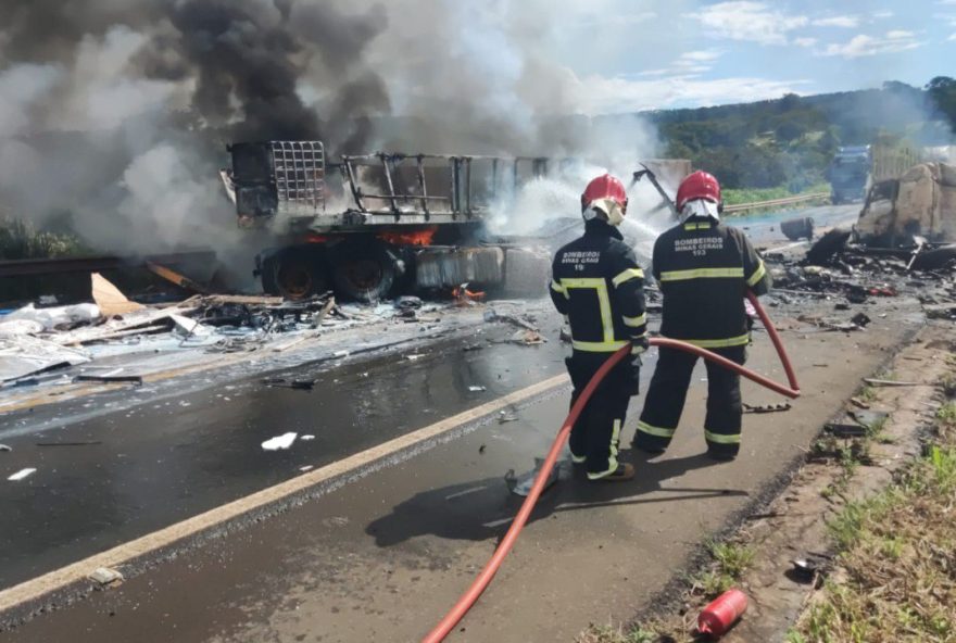 acidente-fatal-na-br-3653A-colisao-entre-carretas-gera-explosao-e-mata-dois-motoristas