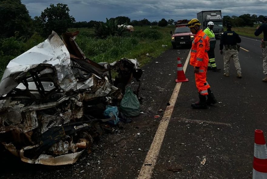 acidente-fatal-na-br-3653A-tres-pessoas-morrem-em-colisao-entre-carro-e-carreta acidente-fatal-na-br-3653A-tres-pessoas-morrem-em-colisao-entre-carro-e-carreta