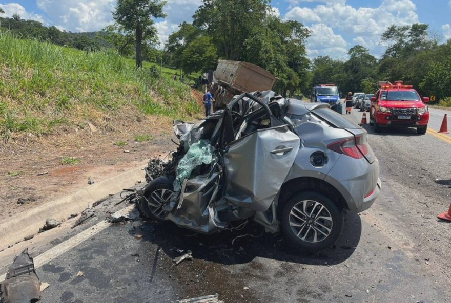 acidente-fatal-na-br-3813A-carro-e-carreta-colidem-deixando-um-morto-em-nova-era-mg acidente-fatal-na-br-3813A-carro-e-carreta-colidem-deixando-um-morto-em-nova-era-mg