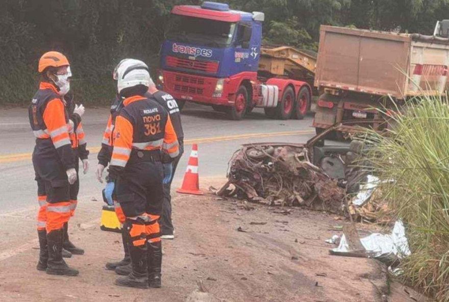 acidente-fatal-na-br-3813A-imagens-chocantes-mostram-carro-partido-ao-meio-e-deixam-tres-mortos acidente-fatal-na-br-3813A-imagens-chocantes-mostram-carro-partido-ao-meio-e-deixam-tres-mortos