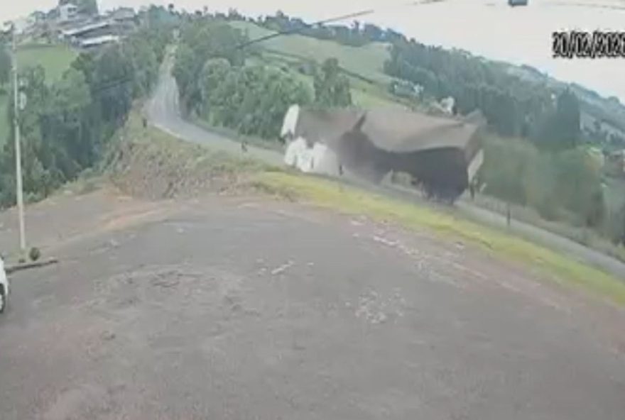 acidente-fatal-na-br-3863A-caminhao-tomba-e-motorista-morre-aos-63-anos acidente-fatal-na-br-3863A-caminhao-tomba-e-motorista-morre-aos-63-anos