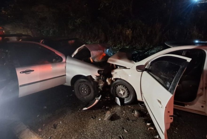 acidente-fatal-na-br-494-em-mg3A-motorista-morre-em-colisao-entre-tres-carros